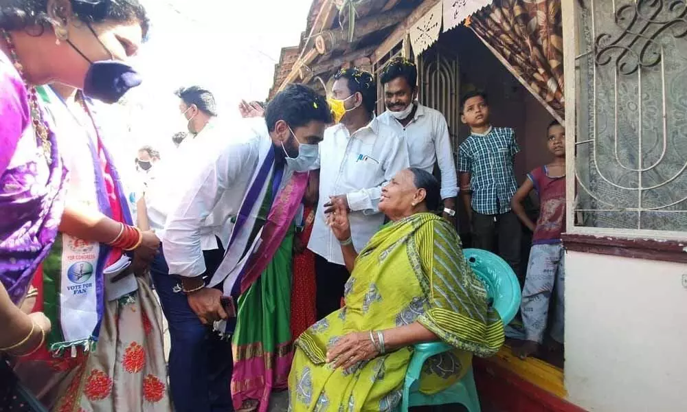 MP Margani Bharat speaking with a woman during his Padayatra in Rajamahendravarm on Tuesday