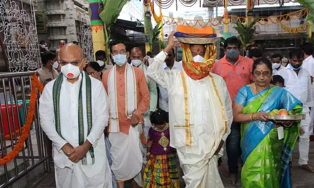 Deputy Chief Minister K Narayanaswamy carrying silk vastrams on his head to present to Goddess Padmavathi on behalf of the State government to mark Karthika Navahnika Brahmotsavams in Tiruchanoor on Wednesday