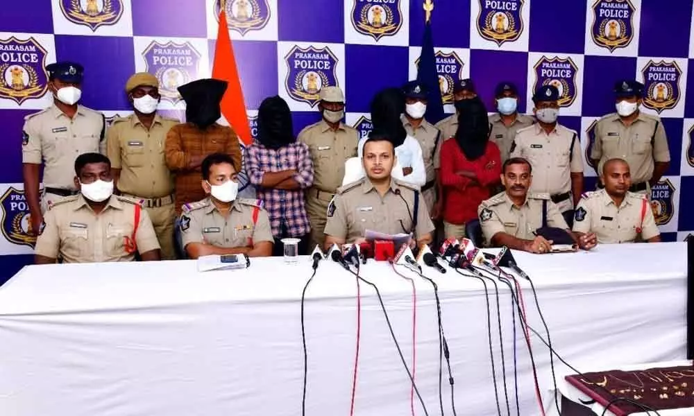 SP Siddharth Kaushal explaining about the arrest of four accused in Ongole on Wednesday