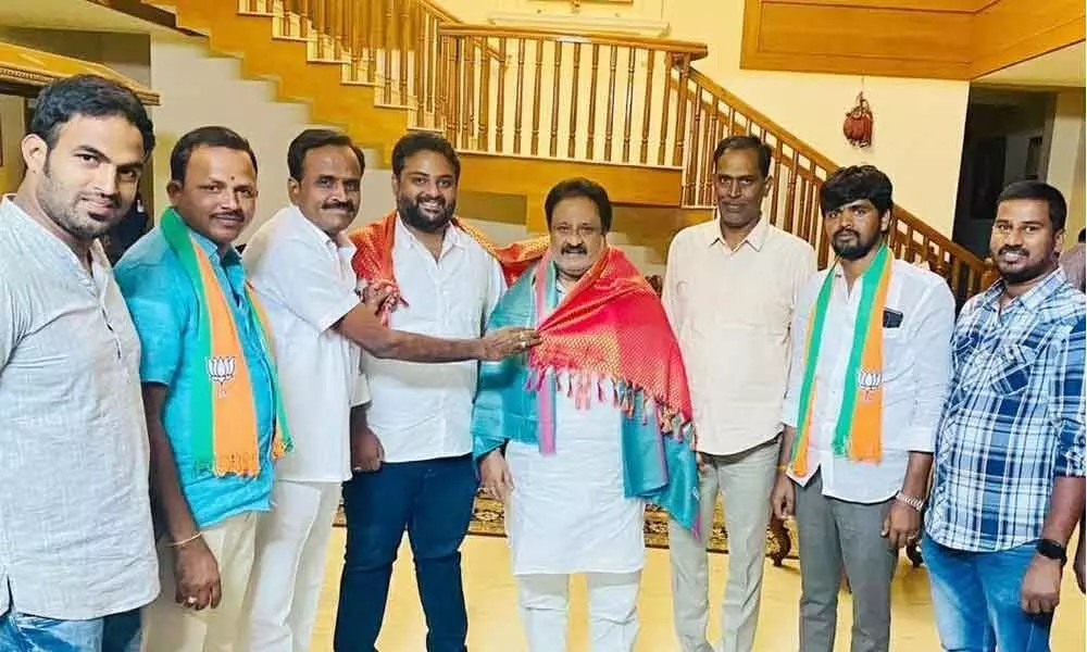 BJP activists felicitating Jitender Reddy for campaigning for Dubbaka by-election, at his residence in Mahbubnagar on Wednesday