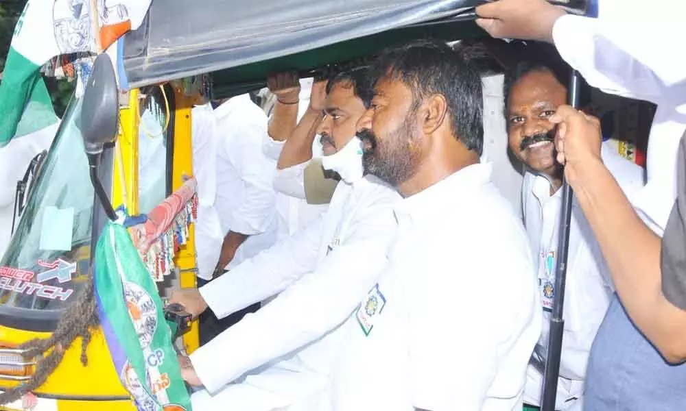 Deputy Chief Minister Amzath Basha participating in a rally organised by the YSR Trade Union in Kadapa on Thursday