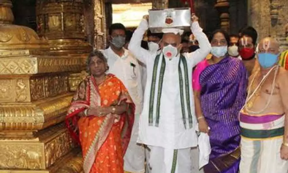 Chevireddy Bhaskar Reddy presented silk robes to Amma for Gajavahana seva