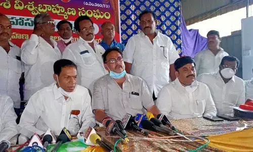 Viswa Brahmin Sangham former director Godi Narasimhachari flanked by Rama Swamy, Papaih, Rama Rao and Srinivasa Murthy addressing the media in Vijayawada on Sunday