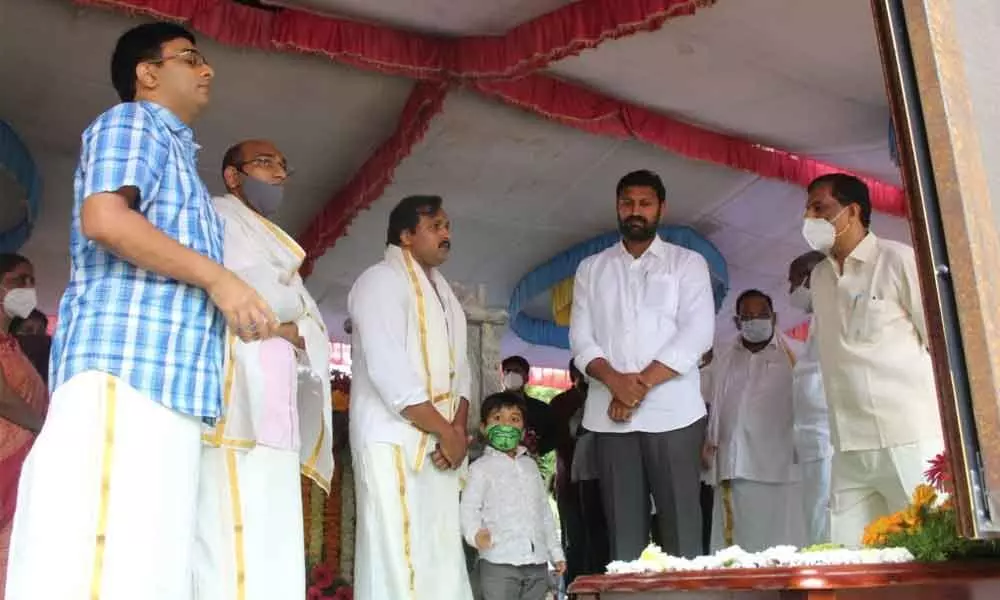 The death ceremony of eminent industrialist and owner of Kandula educational institutions, Kandula Sivananda Reddys was perfromed in Kadapa on Monday. Kadapa MP Y S Avinash Reddy, Kamalapuram MLA P Ravindranath Reddy, former RS member Ramamuni Reddy, industrialist Rojoli Veera Reddy, Afzal Khan and other dignitaries attended the ceremony.