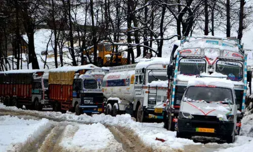 Snowfall, landslides block Jammu-Srinagar highway