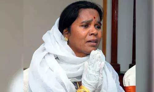 Dalit woman entrepreneur Lakshmi Narasimhan narrating her woes to media in Vijayawada on Monday