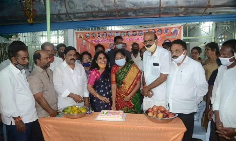 Home Minister Mekathoti Sucharitha cutting a cake on the occasion of birthday of Visakha Sri Saradha Peetham seer Swaroopanandendra Saraswati in Guntur on Tuesday