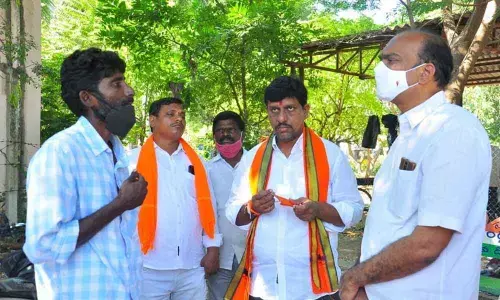 BJP leaders K Sridhar Reddy and Galla Satyanarayana interacting with the woman farmer’s husband at Khammam