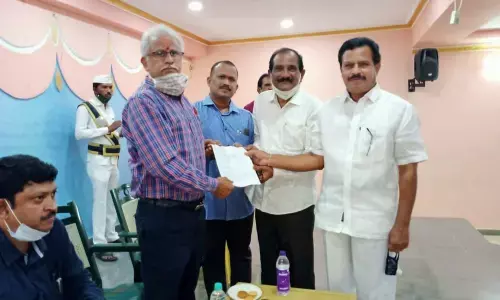Private  Schools Assoiciation district leaders submitting a memorandum to DEO M Sai Ram at Nandyal on Tuesday