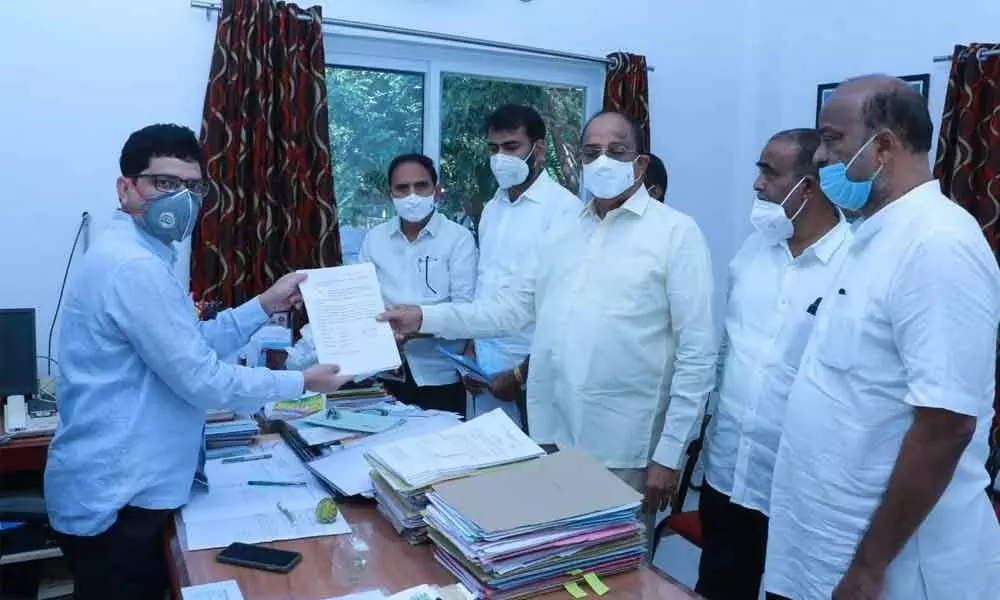 Former Minister Tummala Nageswara Rao submitting a complaint to Commissioner of Police Tafseer Iqbal in Khammam on Wednesday