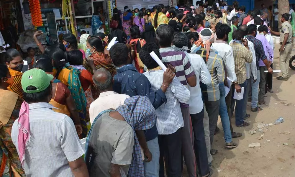 Hyderabad: Thousands scramble for 10K relief
