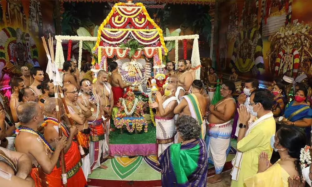 Goddess Padmavathi giving darshan from atop Ratham at Tiruchanoor on Wednesday