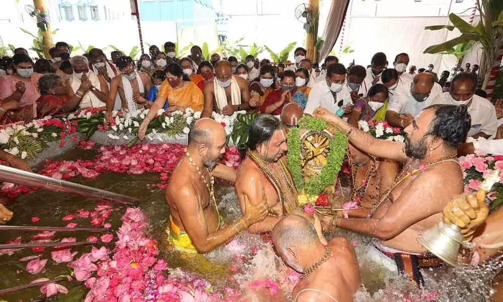 Priests performing Panchami Theertham to mark the conclusion of Karthika Brahmotsavams of Goddess Padmavathi at Tiruchanoor  on Thursday