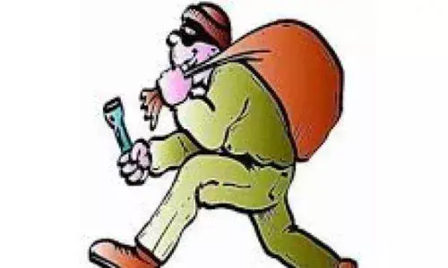 Six men chase businessman for 6 km on busy road, rob him of `2.7 lakh, Rolex