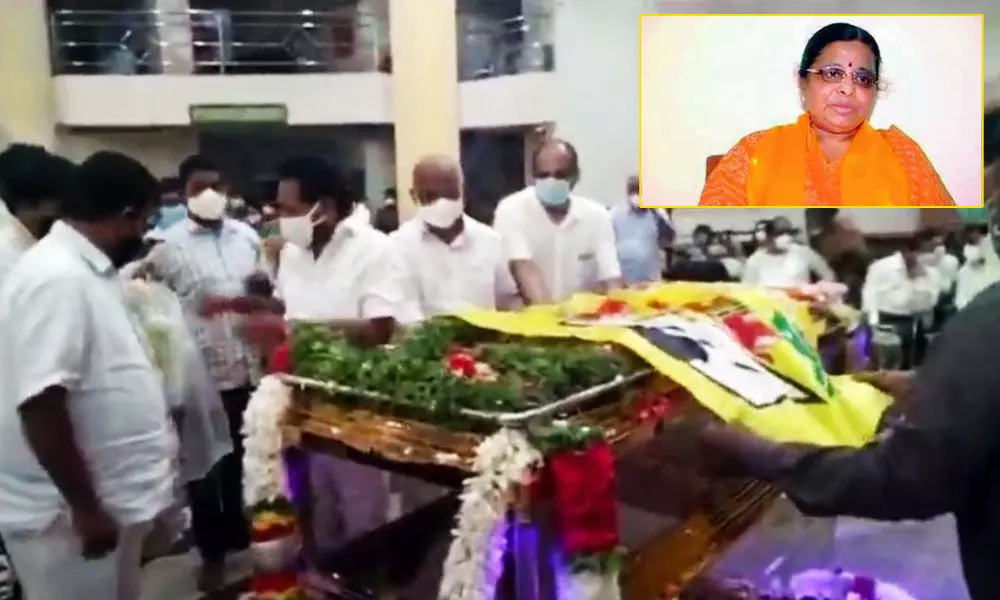 TDP leaders paying tributes to TDP leader D K Satya Prabha in Chittoor on Friday