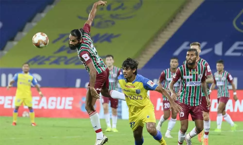 Sandesh Jhingan of ATKMB and Ritwik Kumar Das of KBFC in action during the Hero ISL 7 season opener at GMC Stadium, Goa