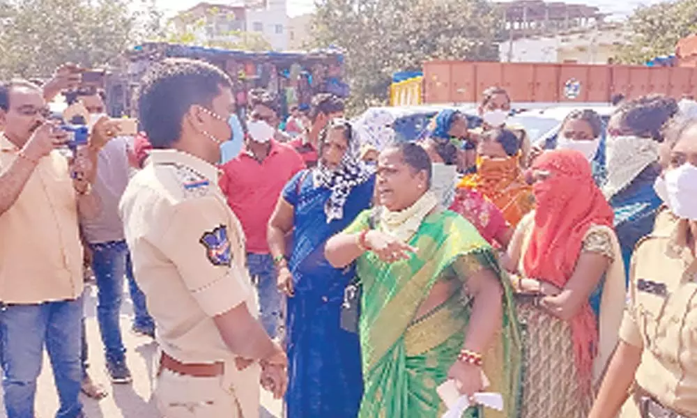 Members of women association arguing with a police official, who came to disperse the protestors on NH 63 near Armoor on Friday