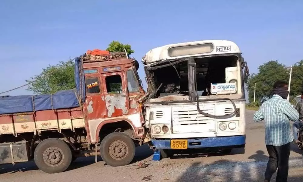 Jangaon: Close shave for 22 people in bus-truck collision
