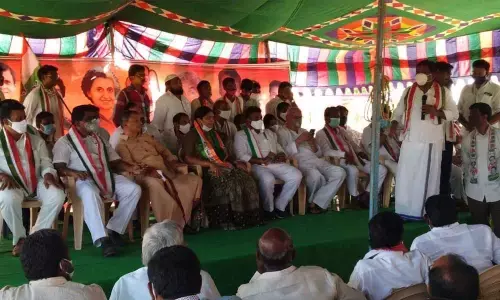 Andhra Pradesh Congress Committee president Dr S Sailajanath addressing the Amaravati agitators at Uddhandarayunipalem in Amaravati on Friday