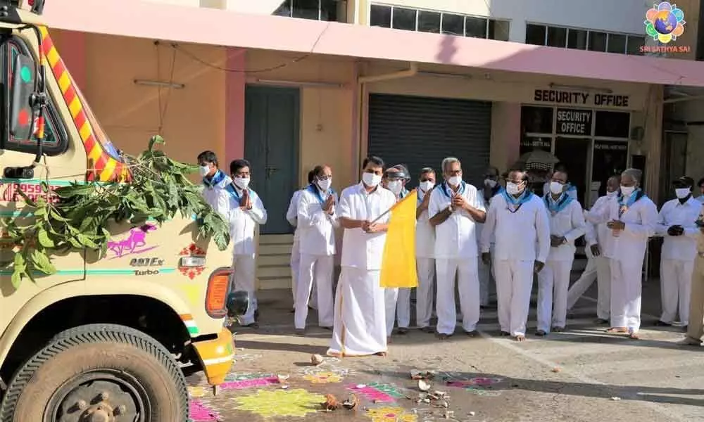 Sathya Sai Central Trust Managing trustee R J Ratnakar flagging off Anna Pradadam vehicle in Anantapur on Saturday