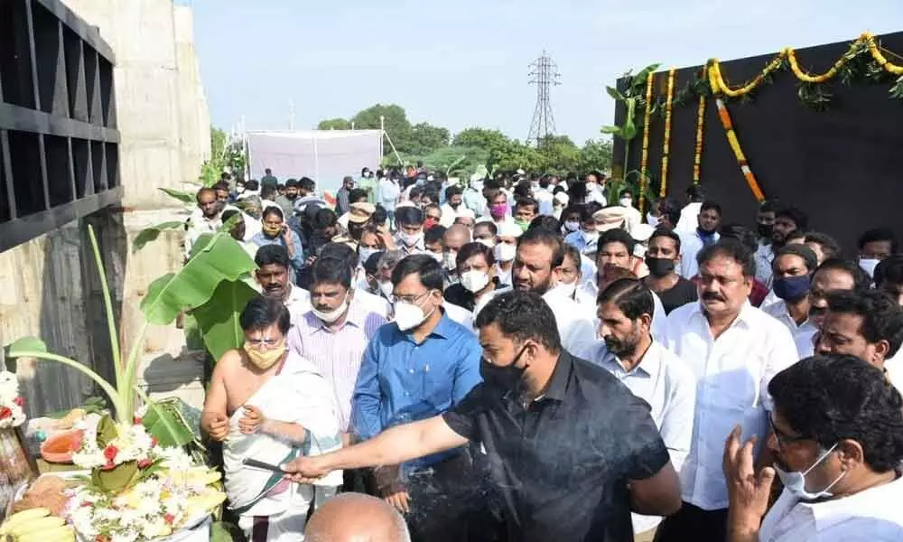 Minister for Water Resources Dr P Anil Kumar Yadav performing puja before launching crest gates at Penna Barrage in Nellore on Sunday