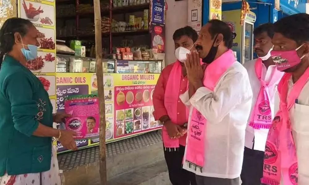 SUDA Chairman Bachu Vijay Kumar along with his team urging residents to vote for TRS candidate in GHMC 114th division on Sunday