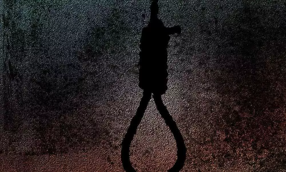 Couple found hanging from tree in Mathura