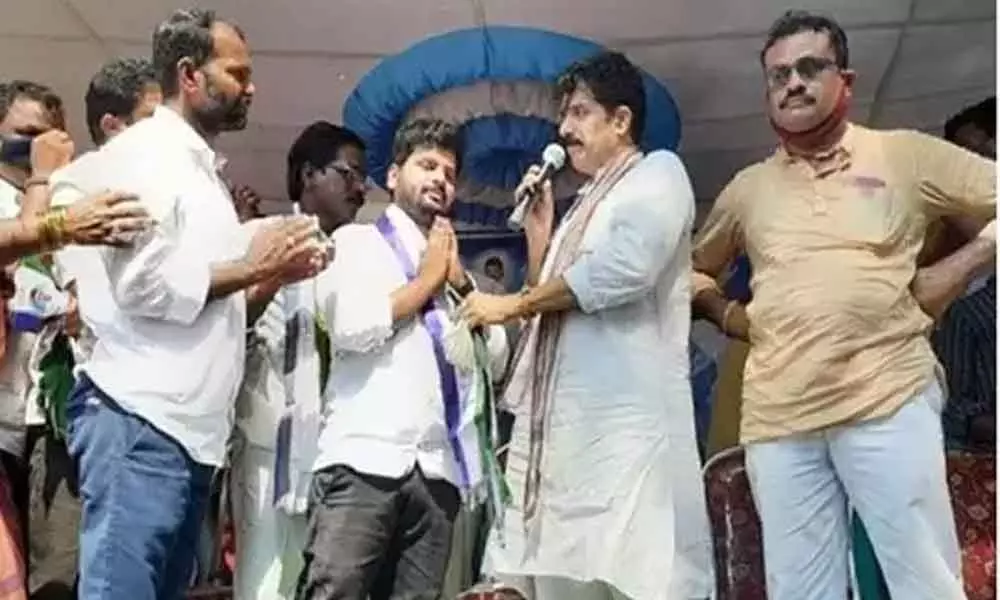 Visakapatnam: Kannada film actor Gondhi Sidhu joins YSRCP in presence of MLA Karanam Dharmasri