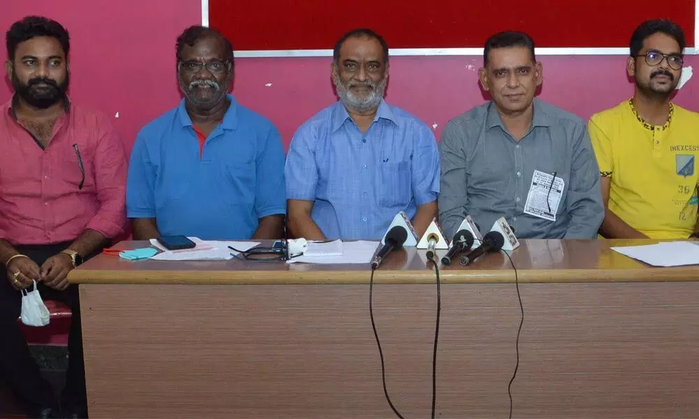 Leaders of bank employees’ unions and associations extending support to nation-wide strike on November 26 in Ongole on Monday