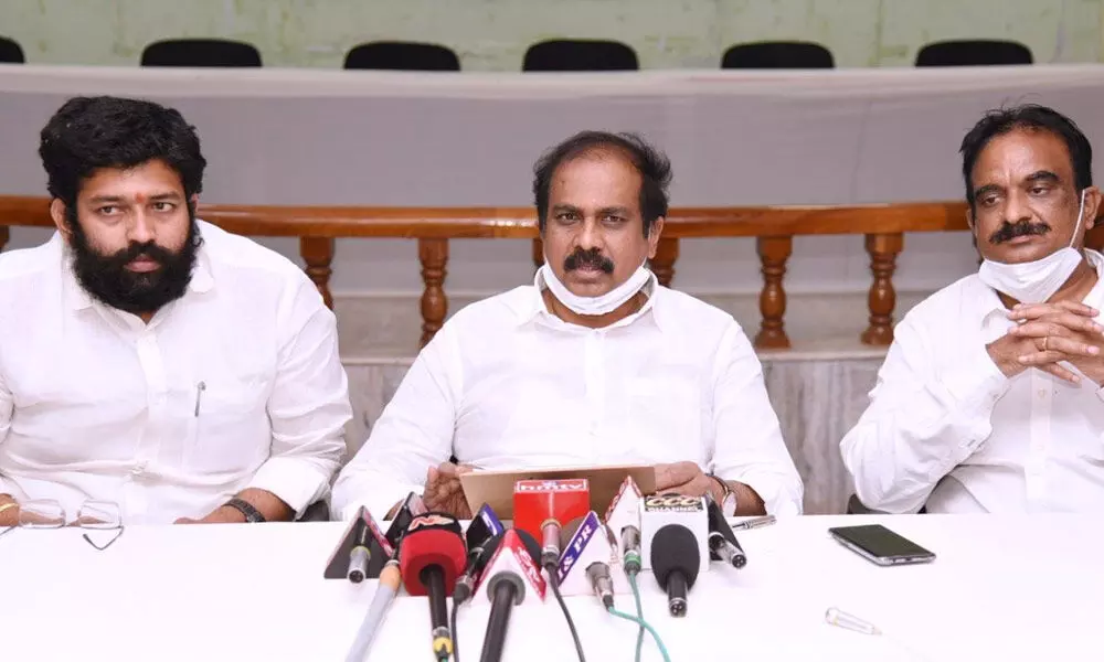 Minister for Agriculture Kurasala Kannababu addressing the media in Rajamhendravaram on Tuesday