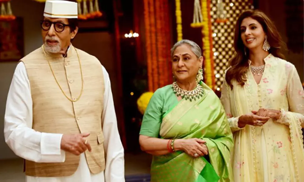 Amitabh Bachchan Shares The Beautiful Pic With His Wife And Daughter From The Sets