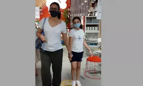 See How Mahesh And Namrata Are Taking Care Of Little Sitara While Shopping…