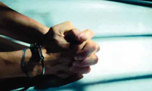 Two Nigerians held for peddling drugs