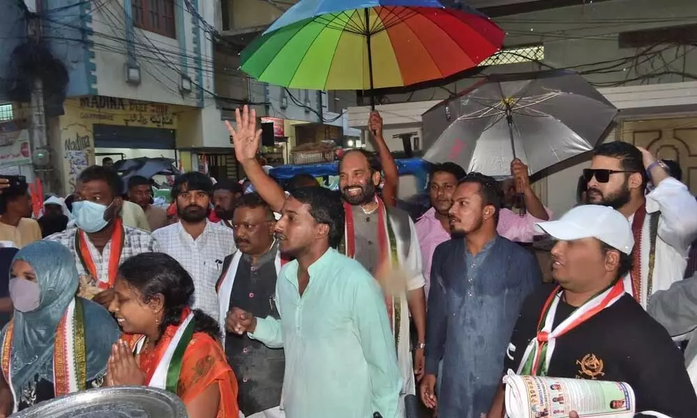 Uttam Kumar Reddy, MP & TPCC president, campaigning even in rain at MS Maktha, Khairtabad, on Friday.  Photo: N Shiva Kumar Meru