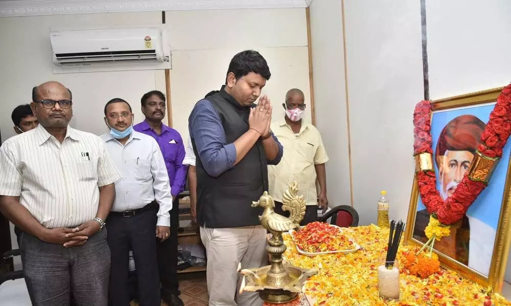 Joint Collector Nishanth Kumar pays rich floral tributes to Mahatma Jyotiba Phule