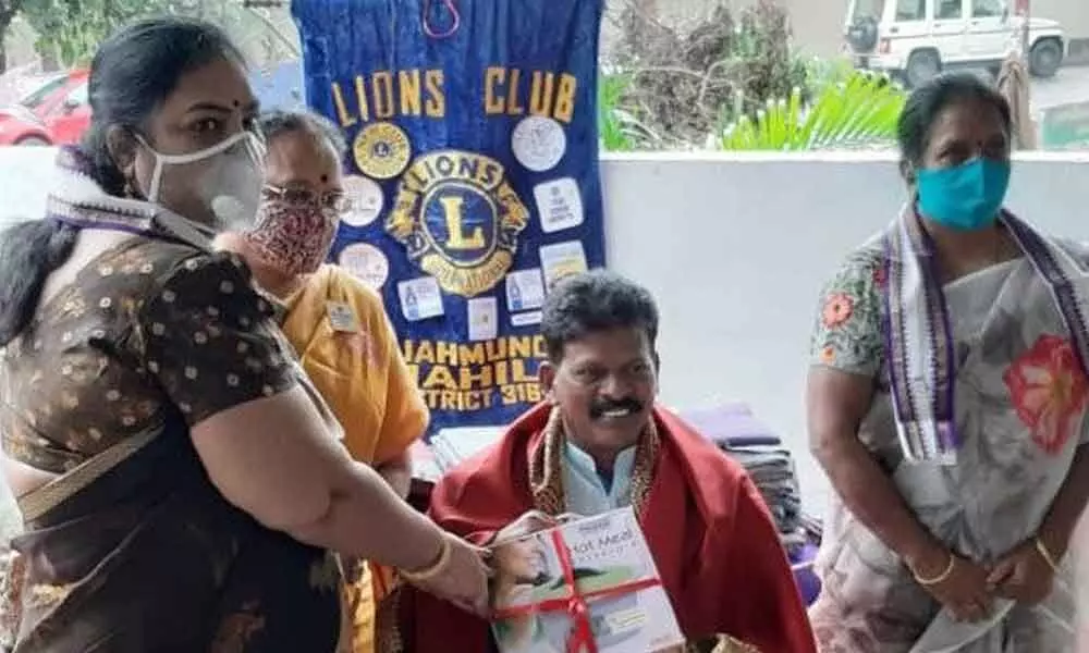 Lions Club second governor M Manga Tayaru felicitating Swarnandhra founder Dr Gubbala Rambabu in Rajamahendravaram on Sunday