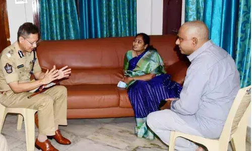 Home Minister  M Sucharitha and DGP D Gautam Sawang meeting Transport Minister Perni Nani at the latter’s residence  in Machilipatnam on Sunday