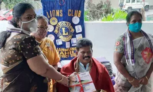 Lions Club second governor M Manga Tayaru felicitating Swarnandhra founder Dr Gubbala Rambabu in Rajamahendravaram on Sunday