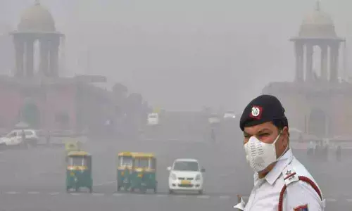 Delhis air quality turned very poor on Monday and is predicted to deteriorate further with calm winds and low temperature allowing accumulation of pollutants.