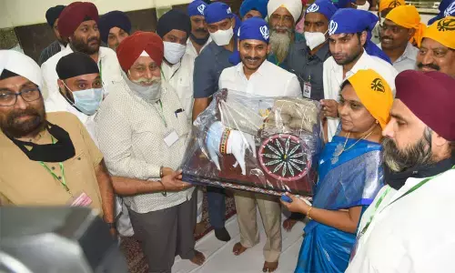 Members of Gurudwara presenting a memento to Chief Minister YS Jagan Mohan Reddy in Vijayawada on Monday