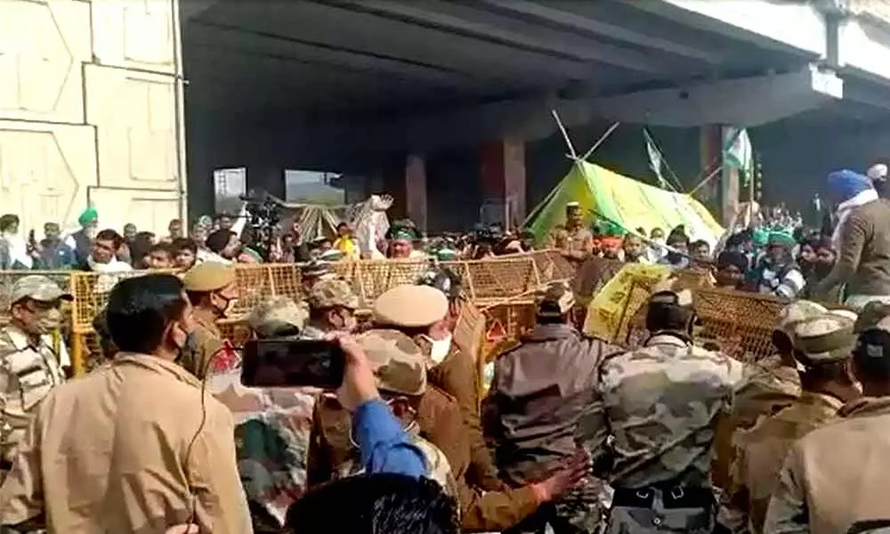 Farmers try to enter Delhi by breaking barricades at Ghazipur