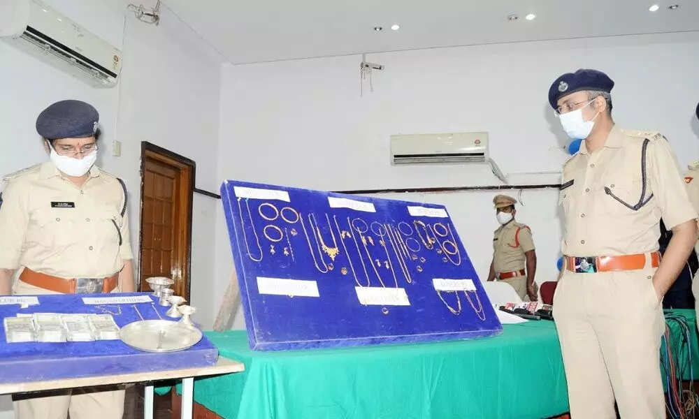 SP Bhaskar Bhushan inspecting the ornaments recovered from burglars in Nellore on Tuesday