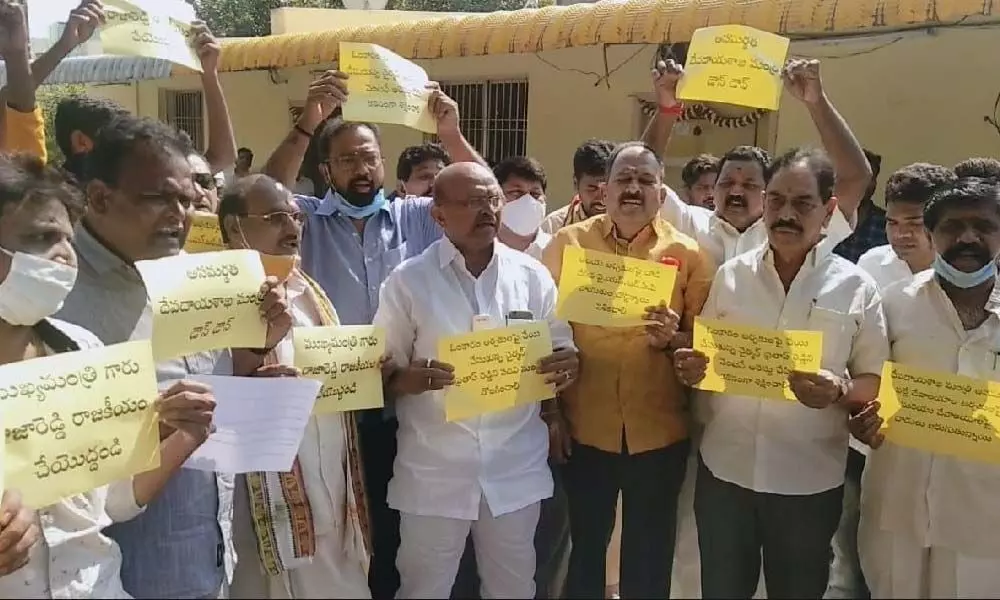 Kurnool Lok Sabha constituency TDP president Somi Shetty accompanied by archakas staging a protest in Kurnool  on Tuesday