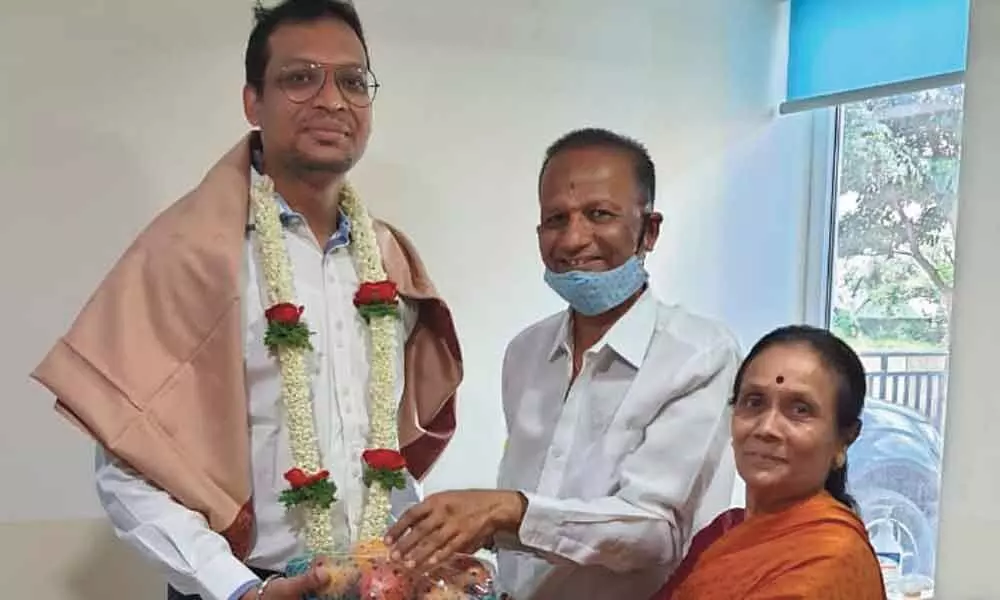 Grateful patient returns to hospital to felicitate doctors