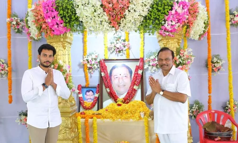 MP Magunta Srinivasulu Reddy and his son Raghava Reddy paying tributes to Subbarami Reddy on Tuesday
