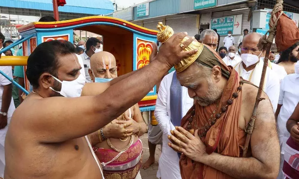 Vedic pandits blessing Kanchi Kamakoti Peetam Seer Sri Vijayendra Saraswathi Swamy in Tirumala on Wednesday