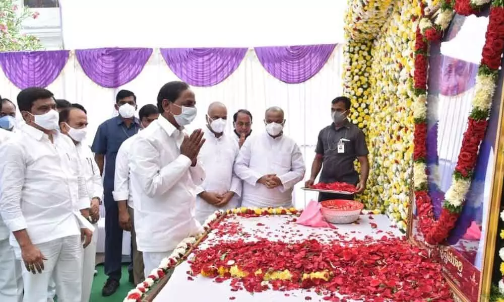 Chief Minister K Chandrashekar Rao paying tributes to Bigala Krishnamurthy Gupta, father of MLA B Ganesh Gupta, at the latter’s residence in Makloor on Wednesday