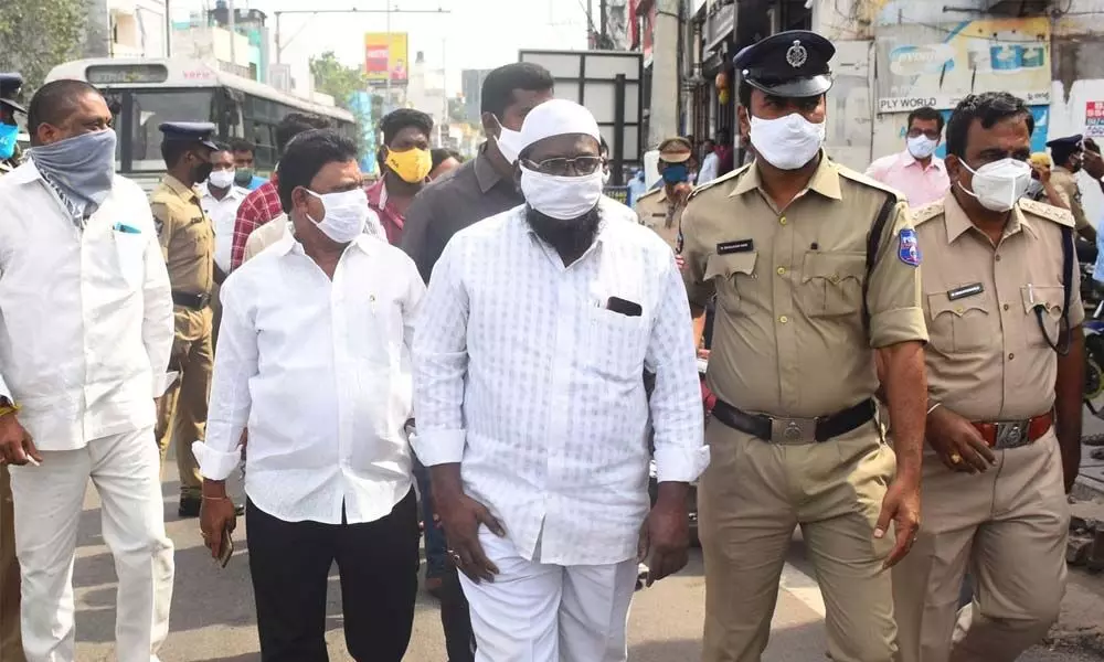 Police arresting TDP activists at MP Kesineni Nani office in Vijayawada on Thursday