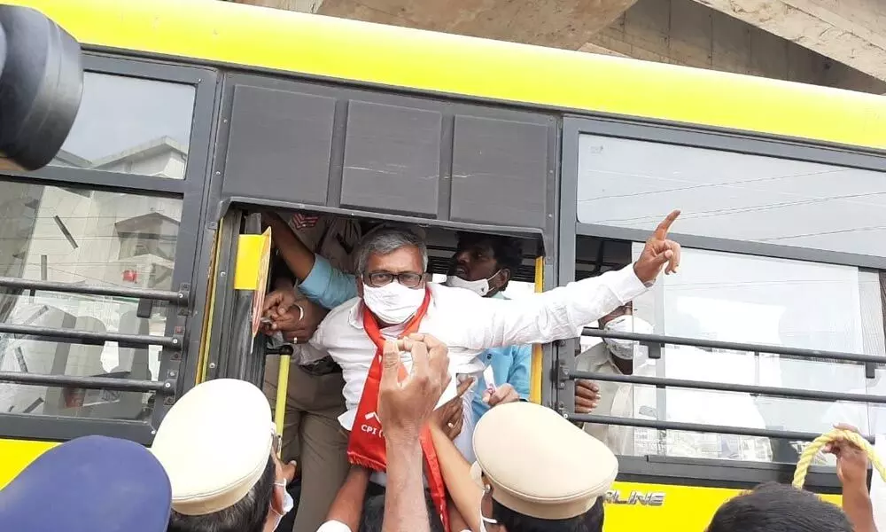 Police arresting agitators in Vijayawada on Thursday