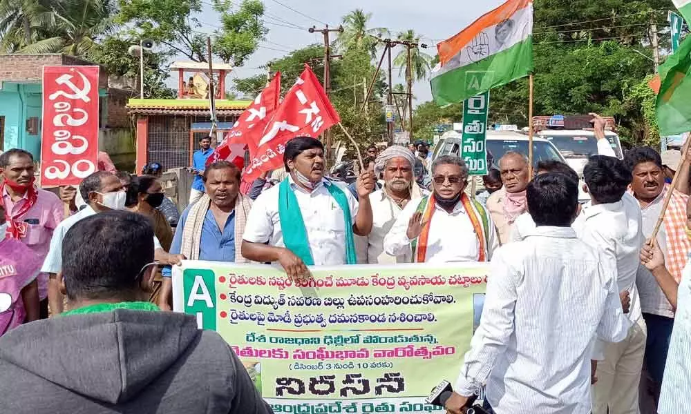 Farmers led by farmers unions and political parties staging ‘rasta roko’ in Eluru on Thursday